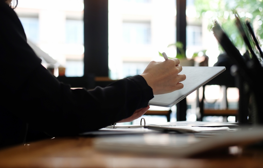 Close,Up,View,Businesswoman,Holding,Stylus,Pen,And,Writing,On